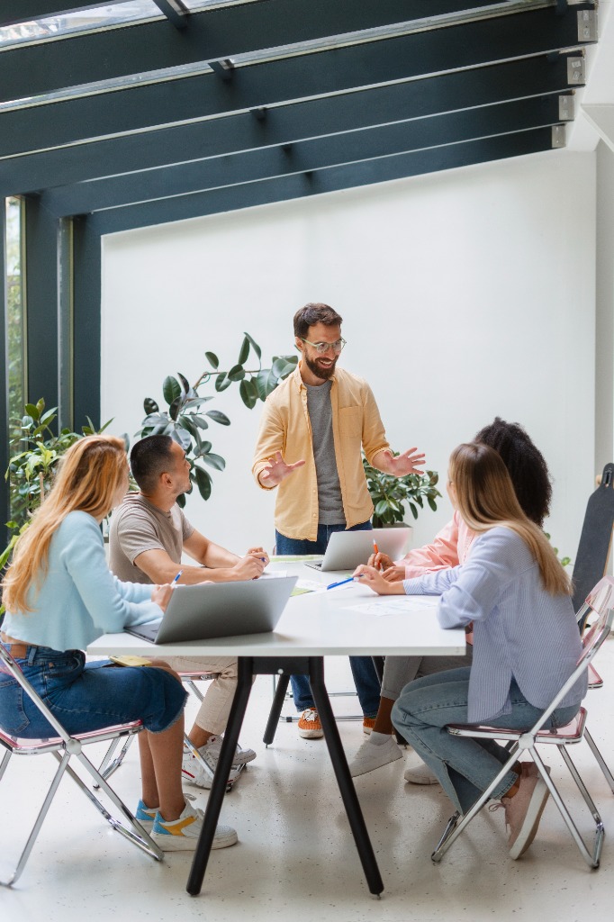 Equipo multidisciplinar de Creaktive reunido planificando una estrategia de marketing personalizada